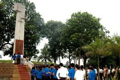 Dâng hương tại tượng đài Xô Viết Nghệ Tĩnh. (Ảnh: Lan Xuân/TTXVN)