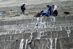 Rò rỉ nước ở đập thủy điện Sông Tranh 2. (Nguồn: An ninh thủ đô)