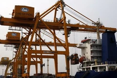 Bốc xếp hàng xuất khẩu tại cảng Hải Phòng. (Ảnh: Phạm Hậu/TTXVN)