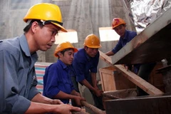 Lắp đặt thiết bị cho Nhà máy thủy điện Sông Tranh 2. (Ảnh: Ngọc Hà/TTXVN)