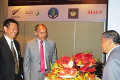 Ông Jerry Mateparae, Toàn quyền New Zealand trao đổi với các chuyên gia Việt Nam tại lễ công bố dự án. (Ảnh: Hoàng Tuấn/Vietnam+)