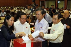 Các đại biểu bỏ phiếu bầu bổ sung ông Lê Thanh Liêm giữ chức Phó Chủ tịch UBND TP Hồ Chí Minh nhiệm kỳ 2011-2016. (Ảnh: Hoàng Hải/TTXVN)