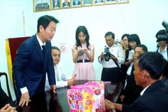 Ngài Han Sun Kyo, Nghị sĩ Quốc hội Hàn Quốc (người đứng góc trái) gửi lời chia buồn đến gia đình cô Ngọc. (Ảnh: Thế Vinh/TTXVN)