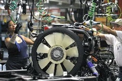 Lắp ráp xe tải tại Nhà máy của GM ở Flint, bang Michigan (Mỹ) ngày 18/7. (Nguồn: AFP/TTXVN)