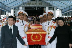 Lãnh đạo Đảng, Quốc hội đưa tiễn Nguyên Bí thư Trung ương Đảng Hoàng Tùng. (Ảnh: Thống Nhất/TTXVN)