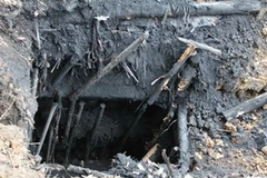 Một lò than thổ phỉ trên địa bàn thành phố Hạ Long. (Nguồn: Dân Trí)