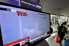 Truyền hình Hàn Quốc cập nhật thông tin về diễn biến sự cố tại nhà máy điện hạt nhân Fukushima số 1 của Nhật Bản tại nhà ga xe lửa ở thủ đô Seoul (Hàn Quốc) ngày 16/3/2011. (Nguồn: AFP/TTXVN)