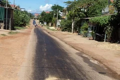 Đường Tôn Đức Thắng bị phủ một lớp dầu nhờn láng bóng. (Ảnh: Nguyễn Đức Thọ/Vietnam+)