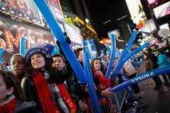 Người dân Mỹ tập trung đón chào Năm Mới tại Quảng trường Thời Đại ở New York City (Mỹ). (Nguồn: AFP/TTXVN)