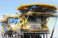 Thi công khối thượng tầng Giàn đầu giếng H4 mỏ Tê Giác Trắng. (Ảnh: Hà Thái/TTXVN)