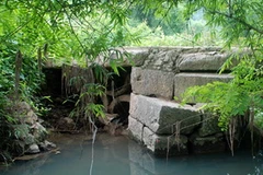 Cần biện pháp gìn giữ, bảo tồn cầu đá cổ Xuân Mai