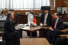 Bí thư Thành ủy Lê Thanh Hải gặp Thứ trưởng METI. (Ảnh: Hồng Hà/Vietnam+)