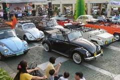 Những chiếc xe ôtô Vintage Volkswagen Beetle tại Triển lãm ngày 9/12. (Nguồn: AFP/TTXVN)