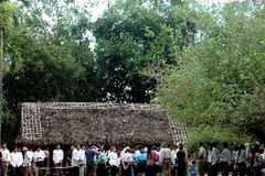 Nhân dân đến thăm nhà ở của Bác Hồ trong Khu di tích Kim Liên. (Ảnh: Lan Xuân/TTXVN)