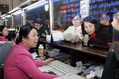 Bán vé tàu tại ga Hà Nội. (Ảnh: Thế Duyệt/TTXVN)