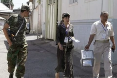 Các thành viên của ủy ban bầu cử ở Kyrgyzstan. (Nguồn: Reuters)