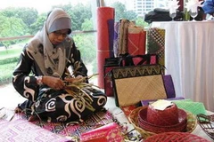 Du lịch homestay ở Malaysia du khách sẽ được dạy làm đồ thủ công mỹ nghệ. (Ảnh: Xuân Triển/TTXVN)