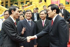 Chủ tịch nước Trương Tấn Sang với cán bộ và nhân viên của Tòa án nhân dân tối cao. (Ảnh: Doãn Tấn/TTXVN)