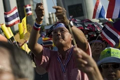 Những người ủng hộ chính phủ Thái Lan tuần hành tại Bangkok ngày 8/5. (Ảnh: AFP/TTXVN)