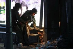 Cảnh sát kiểm tra hiện trường vụ nổ bom. (Nguồn: AP)