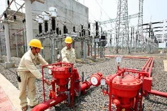 Vận tải điện tại trạm biến áp khu vực Đắk Nông, Tây Nguyên. (Ảnh: Ngọc Hà/TTXVN)