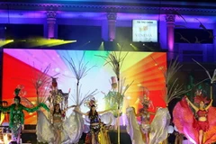 Các tiết mục văn nghệ trong lễ bế mạc. (Ảnh: Anh Tuấn/TTXVN)