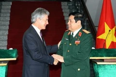 Bộ trưởng Quốc phòng Phùng Quang Thanh và Bộ trưởng Quốc phòng Stephen Smith sau buổi họp báo. (Ảnh: Trọng Đức/TTXVN)