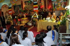 Thượng tọa Thích Giác Dũng thuyết pháp. (Ảnh: Văn Long/Vietnam+)