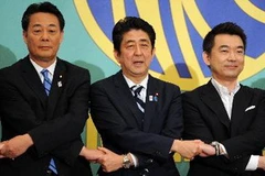 Thủ tướng Shinzo Abe (giữa), Chủ tịch LDP và lãnh đạo đảng DPJ (trái), đồng lãnh đạo Đảng Duy Tân phải trước cuộc tranh luận tại Tokyo ngày 3/7. (Nguồn: AFP/TTXVN)