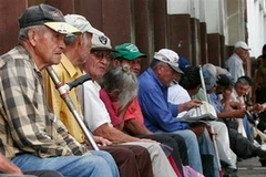 Xếp hàng đợi một bữa ăn miễn phí cho người nghèo. (Ảnh minh họa. Nguồn: Internet)