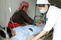 Chăm sóc điều trị cho bệnh nhân AIDS. (Ảnh: Dương Ngọc/TTXVN)