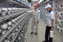 Trong phân xưởng dún sợi DTY của Nhà máy xơ sợi Đình Vũ Hải Phòng. (Ảnh: Kim Anh/Vietnam+)