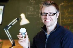 Phil Bosua cùng chiếc bóng đèn LIFX (Nguồn: The Sydney Morning Herald)