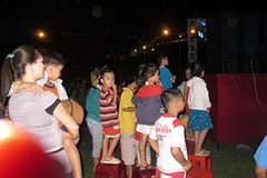 Các khán giả nhí đã phải đứng trên ghế nhựa để xem "Đồ Rê Mí" mạo danh tại Bình Dương đêm 18/02 (Nguồn: Pháp luật TPHCM).