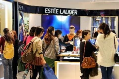 Khách hàng tại trung tâm mua sắm Harbour City ở Hong Kong. (Nguồn: THX/TTXVN)