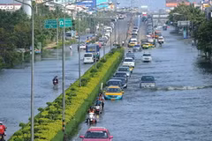 Cảnh ngập lụt tại thủ đô Bangkok ngày 23/10. (Nguồn: AFP/TTXVN)