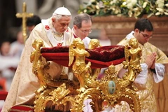 Giáo hoàng Benedict XVI trong lễ Giáng sinh tại nhà thờ Basilica Thánh Peter ở Vatican. (Nguồn: AFP/TTXVN)