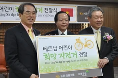 Đại sứ Việt Nam Trần Trọng Toàn (giữa) chứng kiến lễ bàn giao 1.500 chiếc xe đạp. (Ảnh: Việt Cường/Vietnam+)