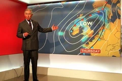 Thái tử Charles đọc bản tin thời tiết. (Nguồn: Getty Images)