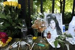 Người hâm mộ tưởng niệm Amy Winehouse năm 2011. (Nguồn: AFP)