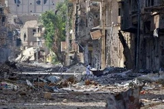 Cảnh đổ nát sau các cuộc giao tranh giữa quân chính phủ và lực lượng nổi dậy tại trung tâm thành phố Deir Ezzor, đông bắc Syria ngày 27/6. (Nguồn: AFP/TTXVN)