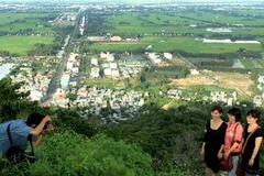 Du khách tham quan Khu du lịch Núi Sam. (Ảnh: Duy Khương/TTXVN)