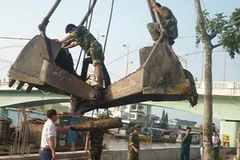 Cơ quan chức năng tỉnh Bạc Liêu xử lý quả bom nặng trên 113kg. (Nguồn: Nhandan.com.vn)