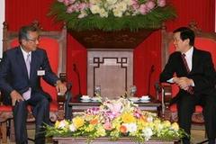 Thường trực Ban Bí thư Trương Tấn Sang tiếp Chủ tịch Ủy ban Kinh tế Nhật Bản-Việt Nam. (Ảnh: Thống Nhất/TTXVN)