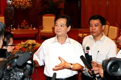 Thủ tướng Nguyễn Tấn Dũng trả lời phỏng vấn báo chí sau khi kết thúc phiên họp. (Ảnh: Nguyễn Dân/TTXVN)