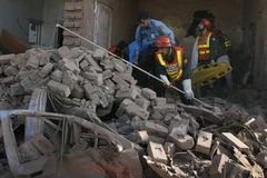 Đội cứu hộ tìm kiếm tại đống đổ nát sau vụ nổ bom. (Ảnh: Reuters)