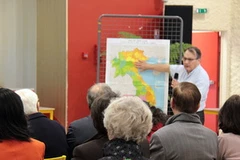 Nhà sử học Alain Ruscio giới thiệu đất nước Việt Nam với người dân thành phố Grezt-Armainvilliers tại hội thảo. (Ảnh: Phân xã Paris)