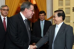 Chủ tịch nước Nguyễn Minh Triết tiếp Đoàn đại biểu thành phố Bern do Thị trưởng Alexander Tschappat dẫn đầu. (Ảnh: Nguyễn Khang/TTXVN)