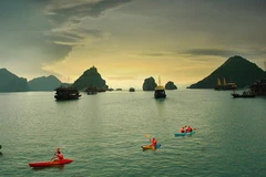 Chiều trên Vịnh Hạ Long. (Ảnh: Trọng Đạt/TTXVN)