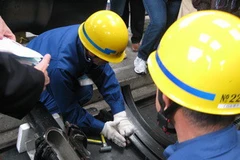 Các chuyên gia của Cục nước Nagoya hướng dẫn các học viên tại khóa học. (Ảnh: Nguyệt Ánh/Vietnam+)